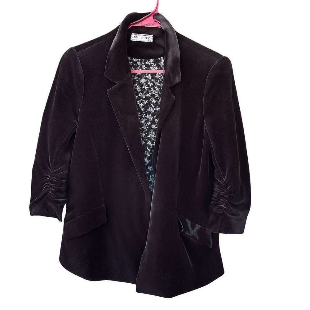 The Post size S black velvet blazer .